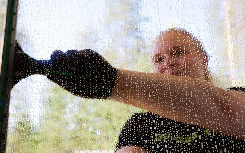 Syksy on mainio aika pestä ikkunoita Joensuussa ja Kuopiossa