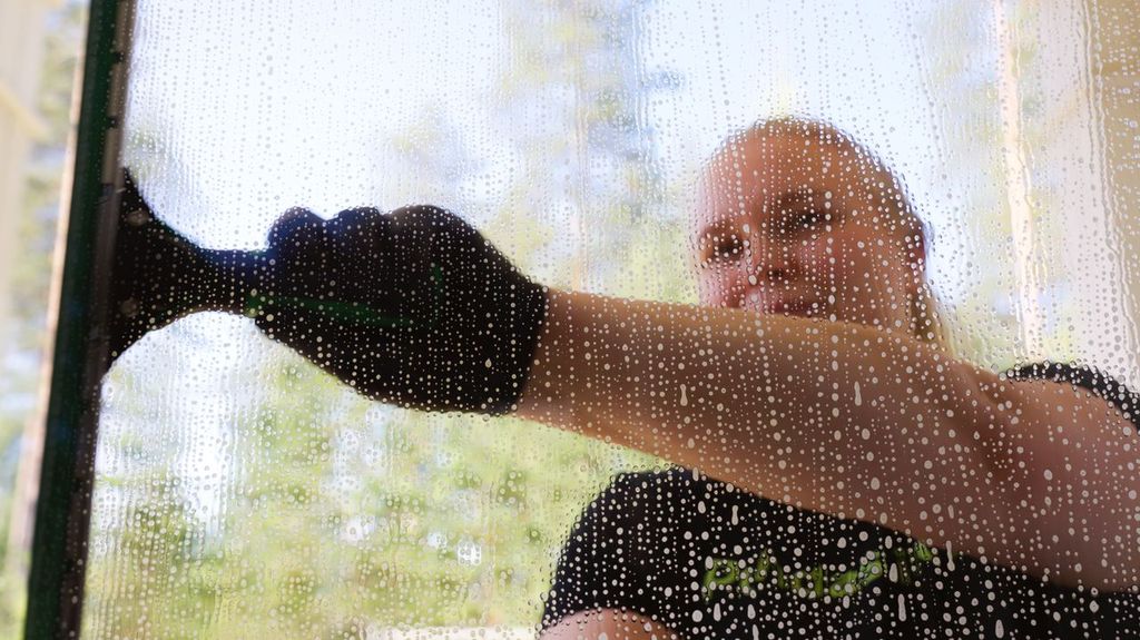 Syksy on mainio aika pestä ikkunoita Joensuussa ja Kuopiossa